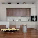 Veeve - La Vie Est Belle